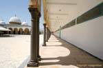Cupole e passando sotto archi, Bourguiba Moschea Monastir, Tunisia.