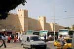 Pareti con torri quadrate e oblunga in tutto il medina, Sousse, Tunisia.