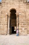 Alta, ingresso stretto con colonne antiche, Ribat di Sousse, Tunisia.