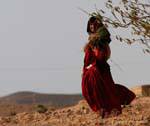 Il bellissimo abito tradizionale in campagna, donna Toujane, Tunisia.