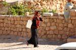 Giovane donna che trasportano Toujane acqua, Tunisia.
