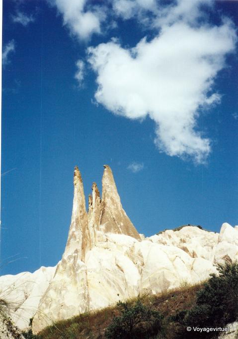 Picchi erosivi nel cielo blu, Cappadocia - Turchia