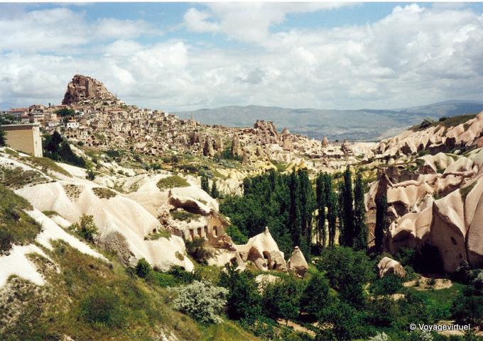 Uchisar panorama da una delle valli circostanti, Cappadocia - Turchia