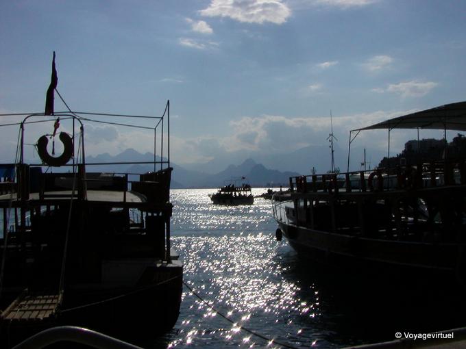 Antalya, luce della sera nel porto - Turchia