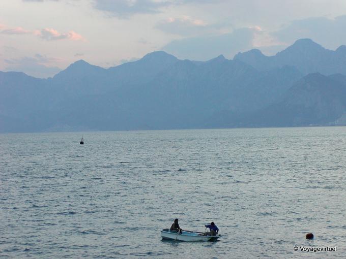 Barca nella vastità del lago Egirdir - Turchia