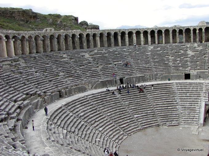 Teatro romano di Aspendos, vista la galleria portici e anfiteatro superiori - Turchia