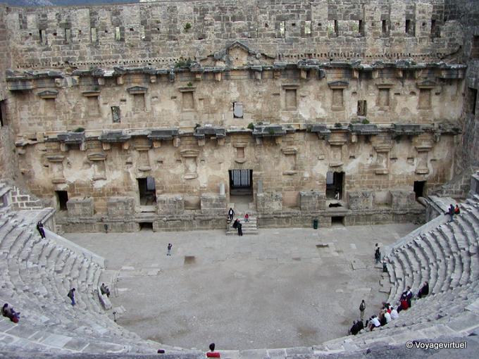 Panorama dalla cima della tribuna sul palco, teatro di Aspendos - Turchia