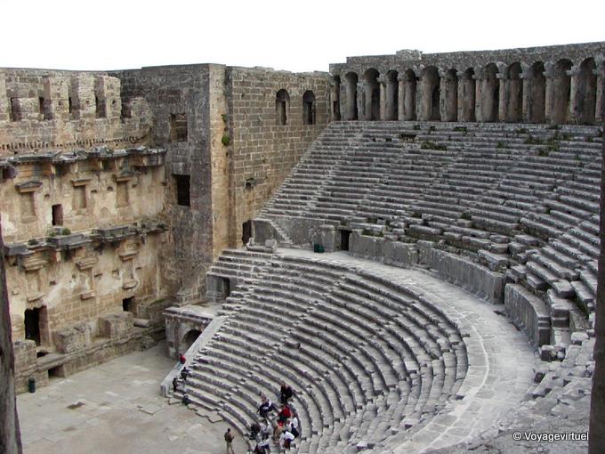 A sinistra della cavea e la galleria superiore, teatro di Aspendos - Turchia
