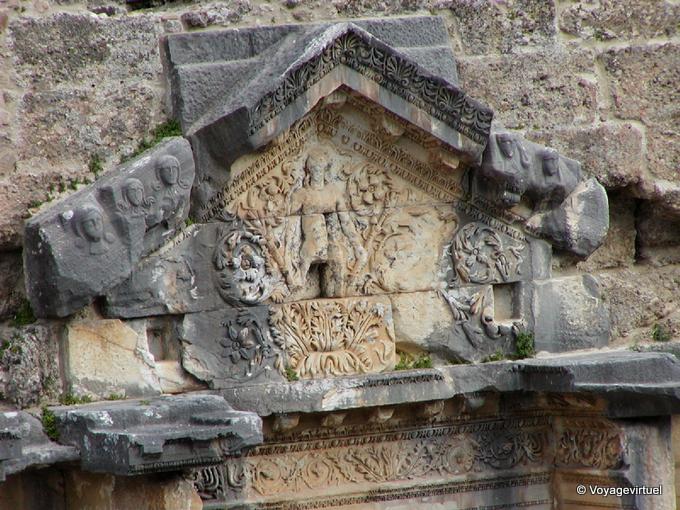 Apollo Bassorilievo su una parete del teatro di Aspendos - Turchia