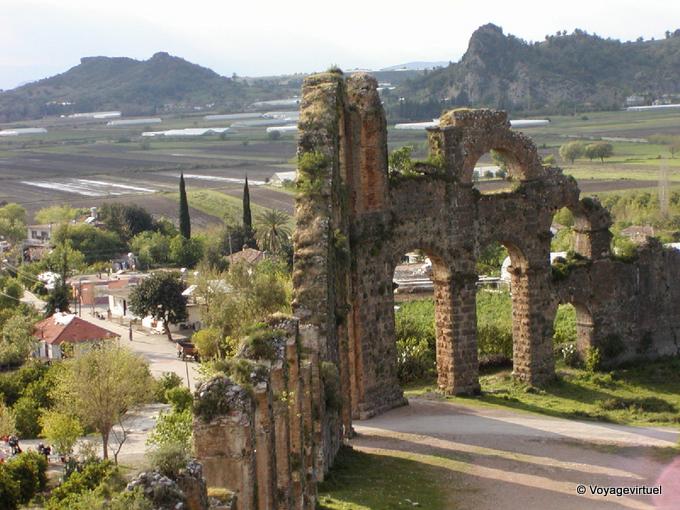 Un'altra vista di una parte dell'acquedotto di Aspendos - Turchia
