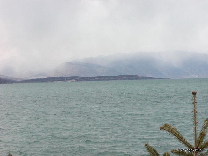 Verde acqua e nuvole sul lago Egirdir - Turchia