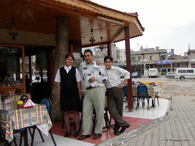 Famiglia di fronte al suo ristorante nel centro di Manavgat - Turchia