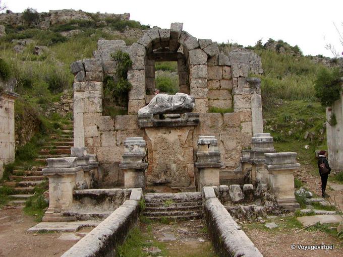 Antico monumento, il Dio della Fontana, Perge - Turchia
