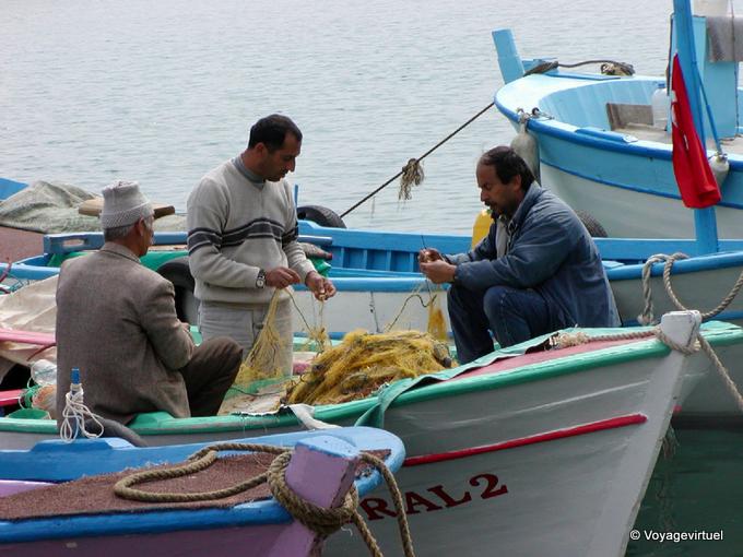 I pescatori cercando di districare i fili, porto Alanya - Turchia