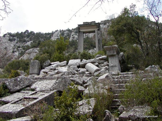 Termessos, rovine del Tempio di Artemide e Adriano propilei - Turchia
