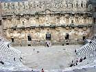 Panorama dalla cima della tribuna sul palco, teatro di Aspendos, Turchia.