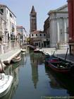 Un piccolo canale e Campanile, Venezia, Italia.