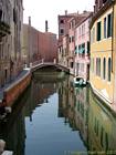 Riflessione nel canale, Venezia, Italia.